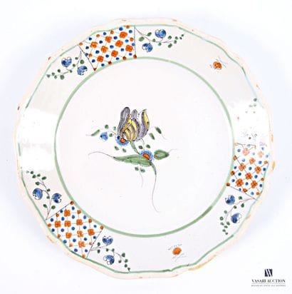 Set of earthenware pieces including: a salad...