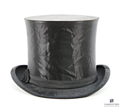 CHAPELLERIE CENTRALE
Black felt top hat,...