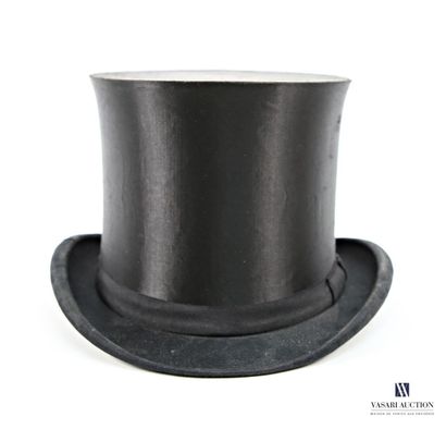 CHAPELLERIE CENTRALE
Black felt top hat,...