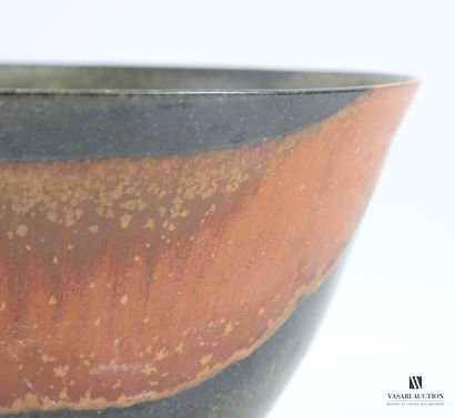 Round bowl in brown glazed stoneware, flared...