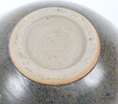 Round bowl in brown glazed stoneware, flared...
