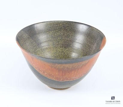 Round bowl in brown glazed stoneware, flared...