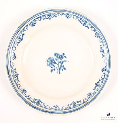 Set of earthenware pieces including: a salad...