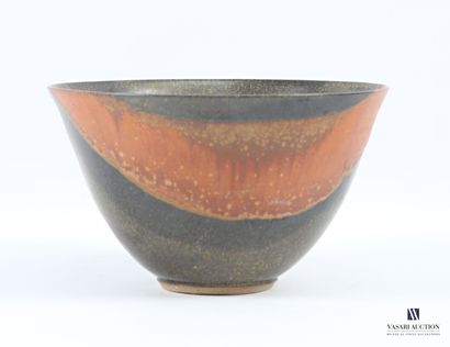 Round bowl in brown glazed stoneware, flared...