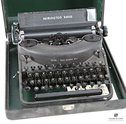 REMINGTON RAND
Black lacquered metal typewriter,...