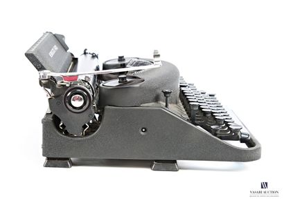 REMINGTON RAND
Black lacquered metal typewriter,...