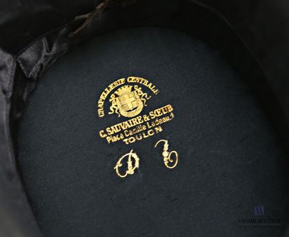 CHAPELLERIE CENTRALE
Black felt top hat,...