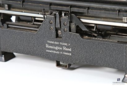 REMINGTON RAND
Black lacquered metal typewriter,...