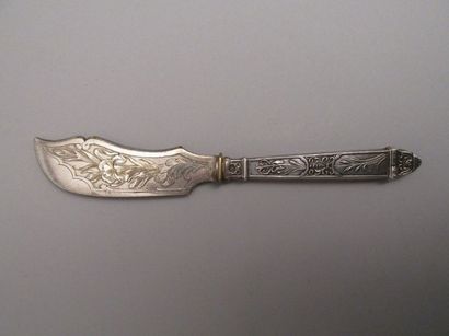 Couteau à beurre, le manche en

argent orné...