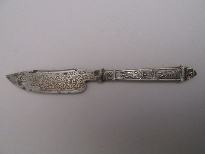 Couteau à beurre, le manche en

argent orné...