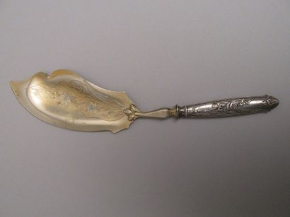 Pelle à tarte, le manche en argent orné

d’iris...