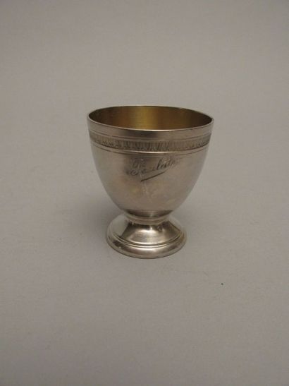 Coquetier en argent posant sur une base

à...