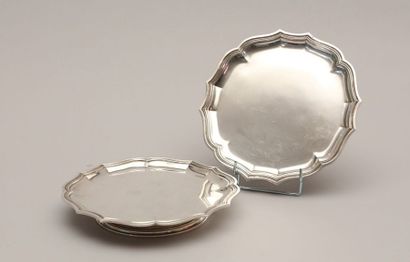 Paire d’assiettes montées en argent

posant...