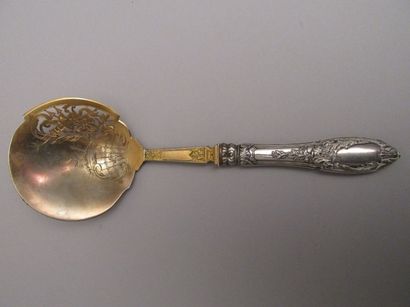 Cuillère à fraise, le manche en argent à

décor...