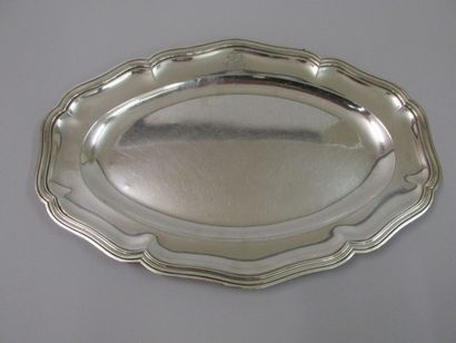 Plat ovale en argent à bord à contours ornés...