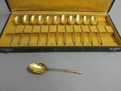 Douze cuillères à café en métal doré, le

manche...