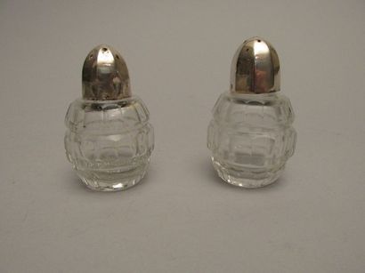 Paire de salières en cristal taillé de forme

ovoïde,...