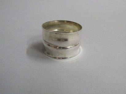 Rond de serviette en métal argenté uni

orné...