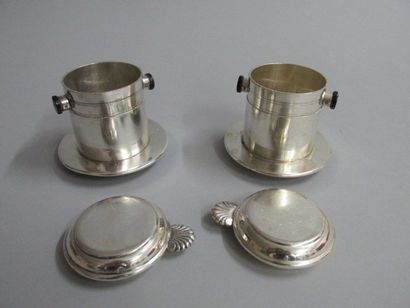 Deux filtres à café en métal argenté, les

couvercles...