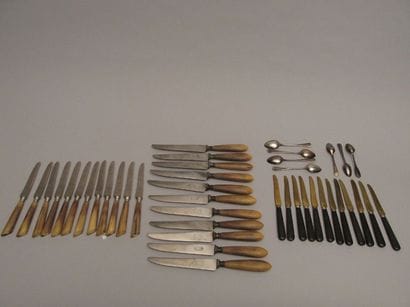 Lot comprenant douze couteaux de table

et...