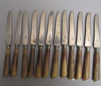 Lot comprenant douze couteaux de table

et...