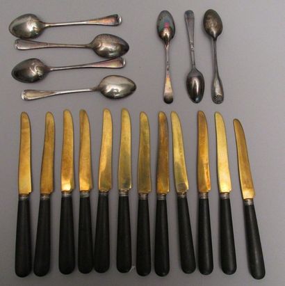 Lot comprenant douze couteaux de table

et...