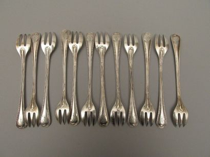 Douze fourchettes à huîtres en métal

argenté...