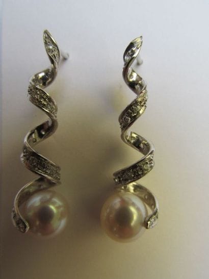 Paire de boucles d’oreille serpentin, en...