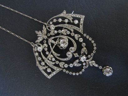 Broche en platine et en or gris, à décor

de...