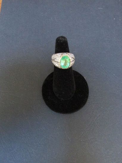 Bague en or gris, ornée d’une émeraude

ovale,...