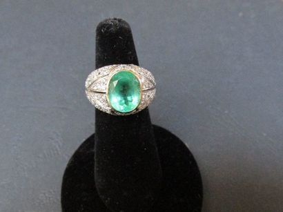Bague en or gris, ornée d’une émeraude

ovale,...