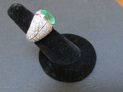 Bague en or gris, ornée d’une émeraude

ovale,...