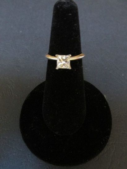 Bague en platine, sertie d’un diamant

solitaire...