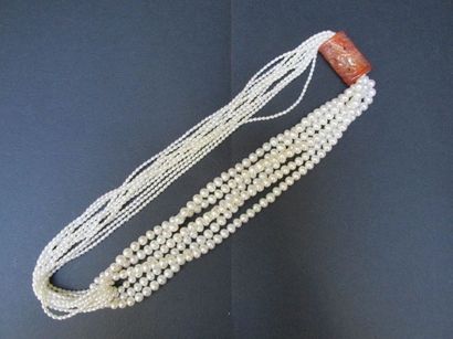 Collier asymétrique, centré d’un manchon

en...