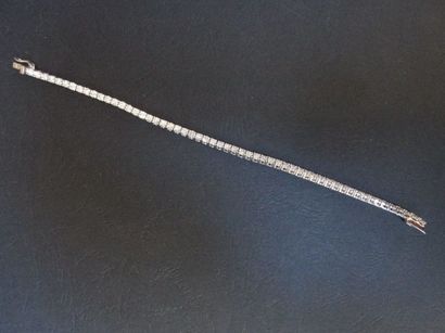 Bracelet rivière en or gris, serti de brillants,

estimés,...