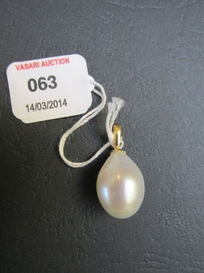Pendentif en or jaune agrémenté d’une perle

de...