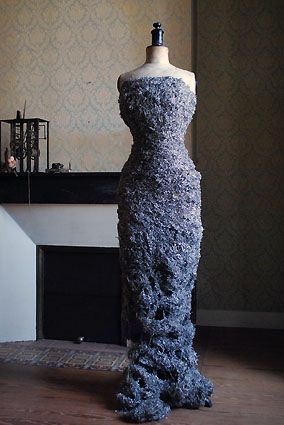 PEYRISSAC Christine 

La robe du soir ou...