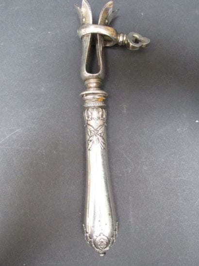 Manche à gigot en argent fourré à décor d'acanthes...