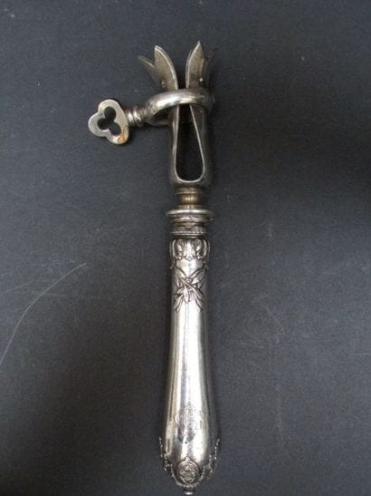 Manche à gigot en argent fourré à décor d'acanthes...