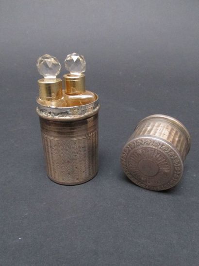 Nécessaire à parfum, la boîte en argent guilloché...