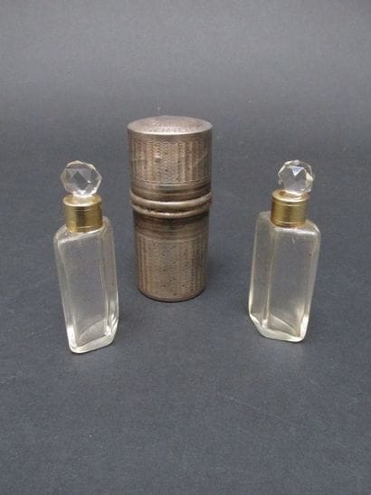 Nécessaire à parfum, la boîte en argent guilloché...