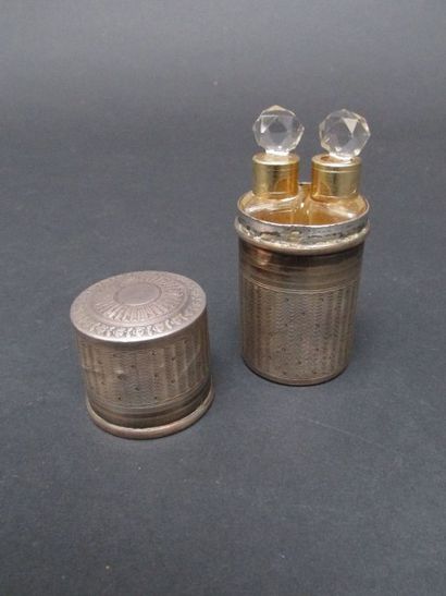 Nécessaire à parfum, la boîte en argent guilloché...