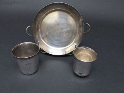 Deux timbales en métal argenté, l'une de...