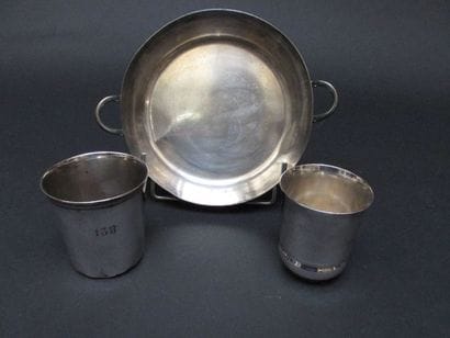 Deux timbales en métal argenté, l'une de...