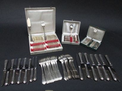 Ménagère en métal argenté, modéle filet composée...