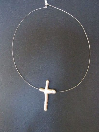Collier câble en or gris et une croix en

perle...