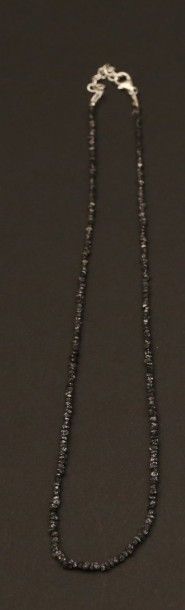 Collier de diamants bruts noirs, le fermoir

en...