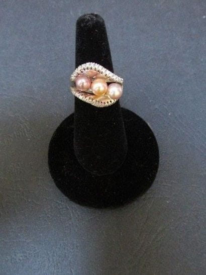 Bague en or gris, ornée d’un trio de

perles...