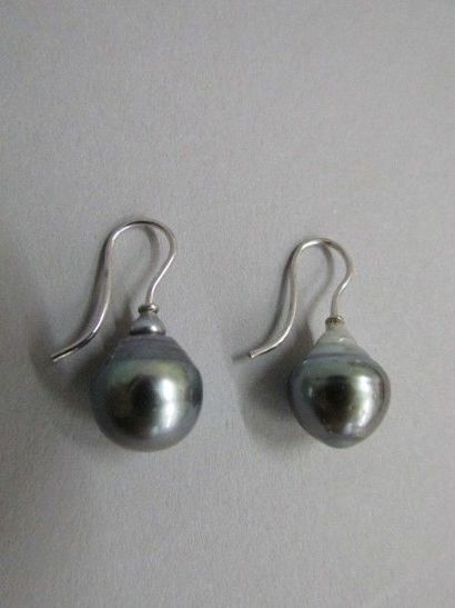 Boucles d’oreilles dormeuses en argent

ornée...