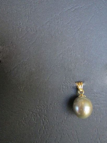 Pendentif ponctué d’une perle de culture

de...